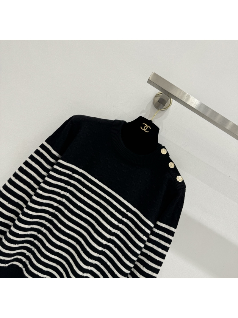 Chanel Early Autumn Contrast Color Stripe Shoulder Button Long Sleeve Black Sweater