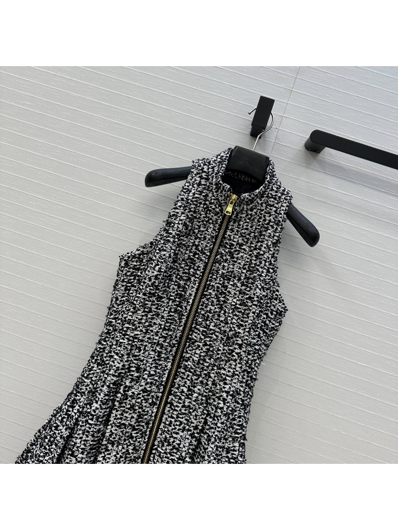 Balmain French-Style Black & White Tweed Pleated Mini Dress – Tailored Waist & Voluminous Bell Skirt