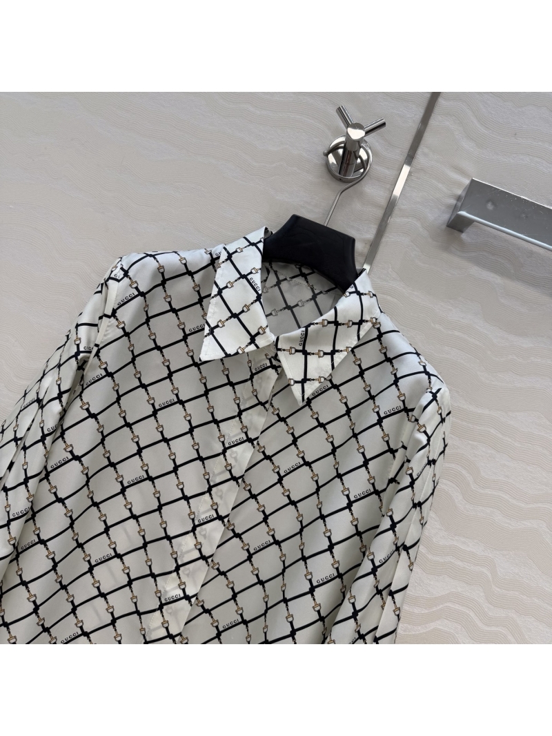 Gucci Exquisite 100% Silk Twill Horsebit Print Blouse – Tailored Slimming Fit