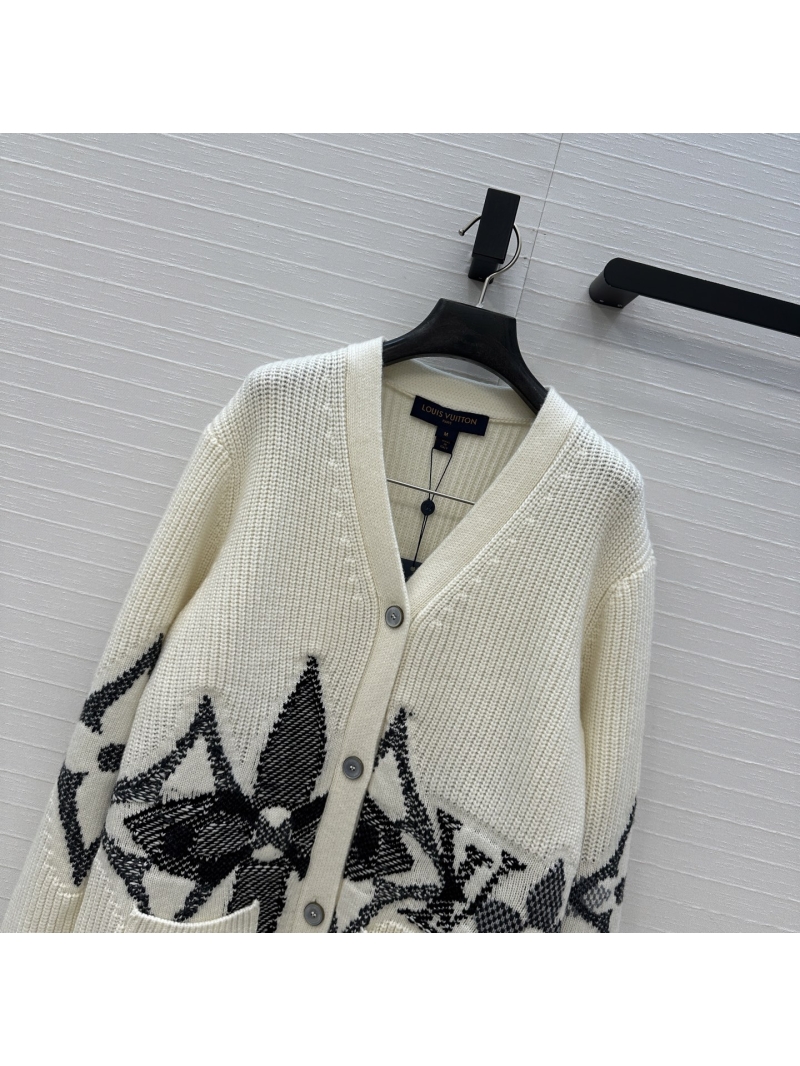 Louis Vuitton LV Ski Collection Intarsia Knit Cardigan in Cream and Black – Luxurious Thick-Knit Yarn, Unisex Relaxed Fit, Signature Monogram Jacquard