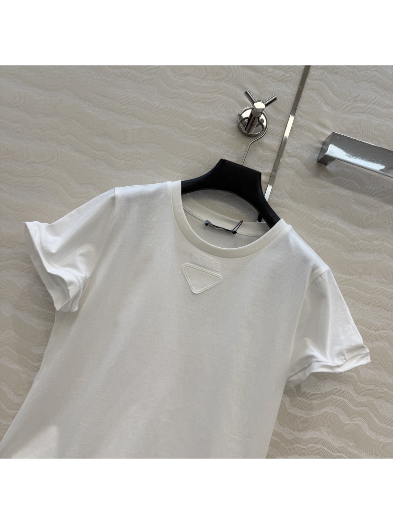 Prada 100% Cotton White Short-Sleeve T-Shirt - Minimalist Cropped Top with Relaxed Fit & Signature Logo