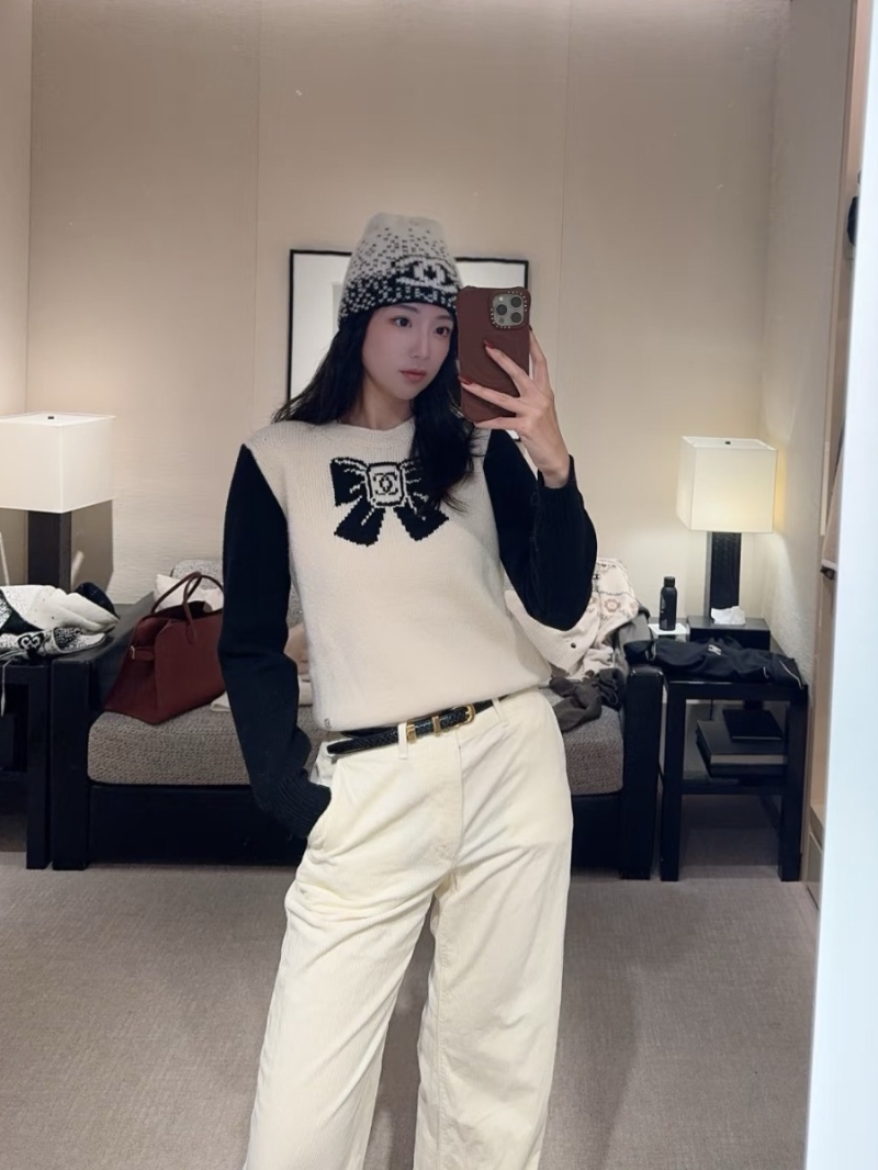 Chanel 25N Coco Neige Ski Collection Bow-Embellished Cashmere Sweater in Black and White