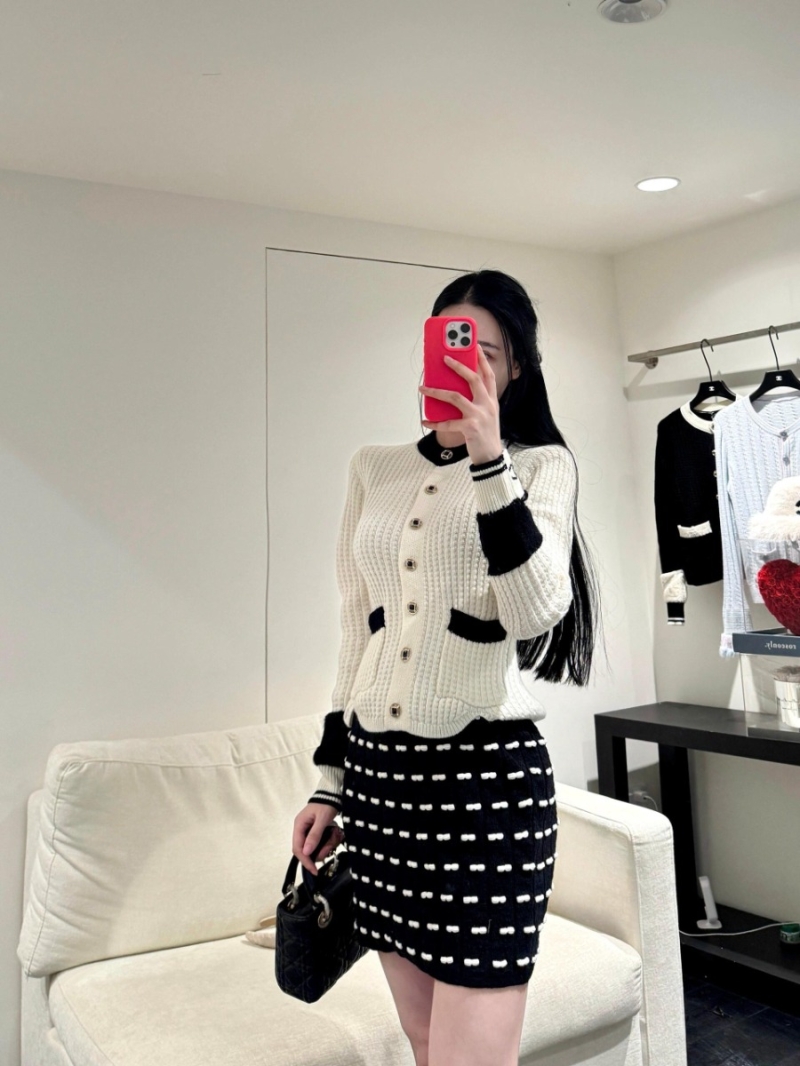 Chanel 25N Ski Collection Black and White Contrast Wool Knit Cardigan | Exquisite Textured Rib Knit, Signature CC Logo, Silver-Tone Button Fastening