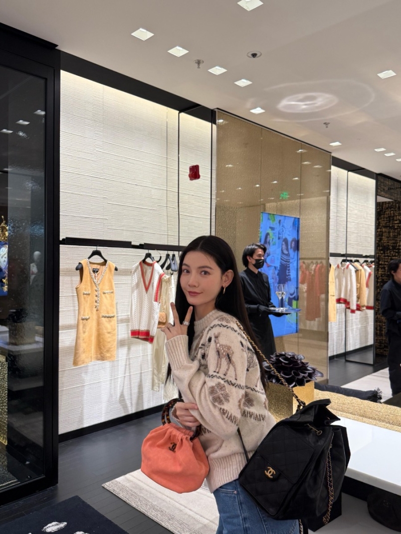 Chanel Coconeige Opulent Cashmere Knit Sweater | Festive Deer Motif, Luxe Metallic Thread Accents in Cream/Multi-tone