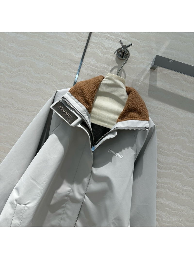 Miu Miu Fashionable Windbreaker with Fleece Collar Grey