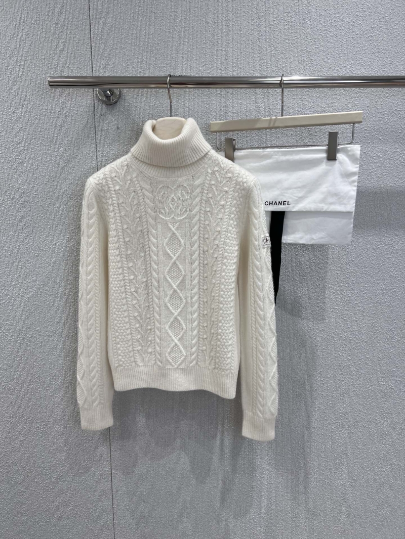 Chanel Ski Collection 25N Cream Cable Knit Turtleneck Sweater | Luxurious High-Neck Pullover with Iconic CC Logo