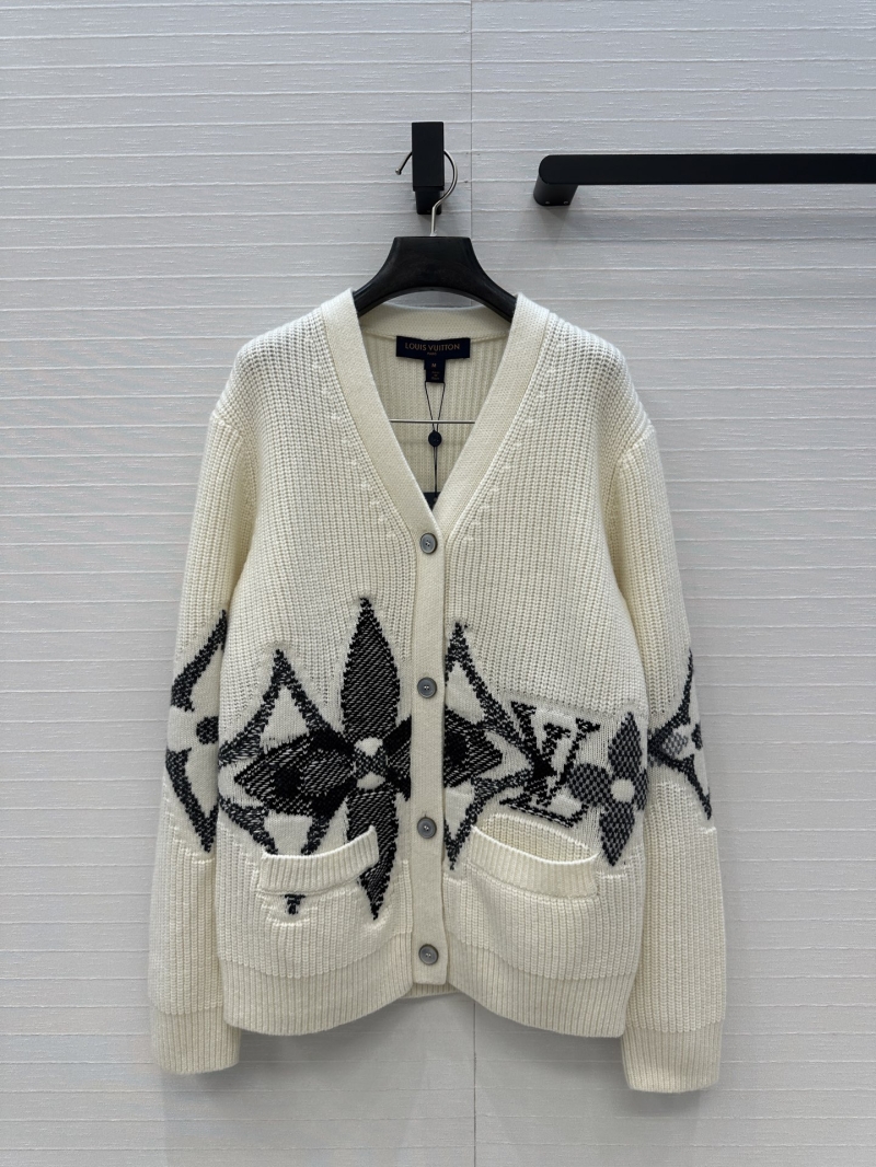 Louis Vuitton LV Ski Collection Intarsia Knit Cardigan in Cream and Black – Luxurious Thick-Knit Yarn, Unisex Relaxed Fit, Signature Monogram Jacquard